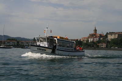 Hondarribia und Passagierfähre Passagierfähre und Blick auf die Stadt