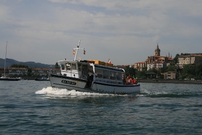 Passagierfähre und Blick auf die Stadt